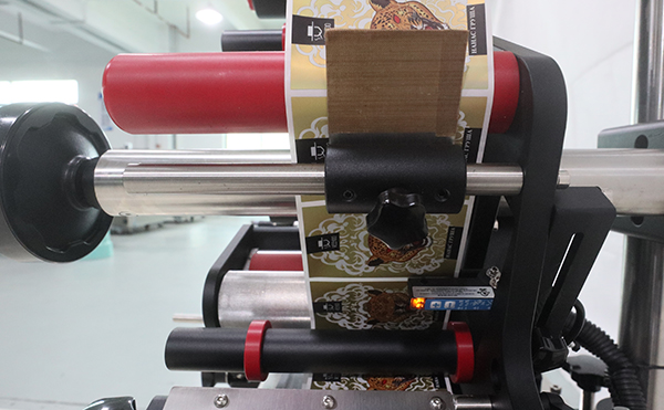 平面貼標(biāo)機(jī),貼標(biāo)機(jī),全自動(dòng)貼標(biāo)機(jī)