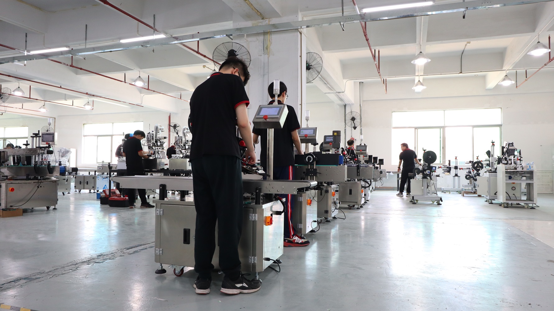 全自動(dòng)轉(zhuǎn)角貼標(biāo)機(jī),轉(zhuǎn)角貼標(biāo)設(shè)備,轉(zhuǎn)角貼標(biāo)機(jī)