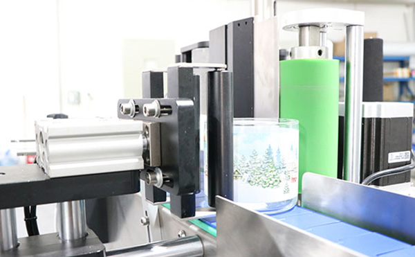 在現(xiàn)代生產(chǎn)線上，全自動圓瓶貼標(biāo)機(jī)因其高效、精準(zhǔn)的性能，成為眾多企業(yè)的首選。今天，就讓我們用一分鐘的時(shí)間，快速了解這款設(shè)備的適用范圍和操作流程。