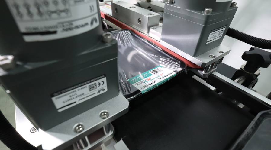 全自動轉(zhuǎn)角貼標機,轉(zhuǎn)角貼標機,貼標機廠家,佼佼者自動化