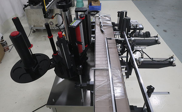 液體袋不干膠貼標(biāo)機(jī),不干膠貼標(biāo)機(jī),貼標(biāo)機(jī)廠家,佼佼者