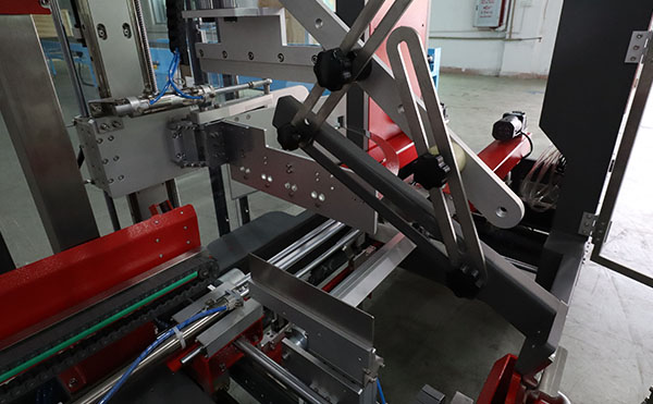 角邊全自動(dòng)封箱機(jī),全自動(dòng)封箱機(jī),封箱機(jī),佼佼者自動(dòng)化包裝機(jī)生產(chǎn)廠家